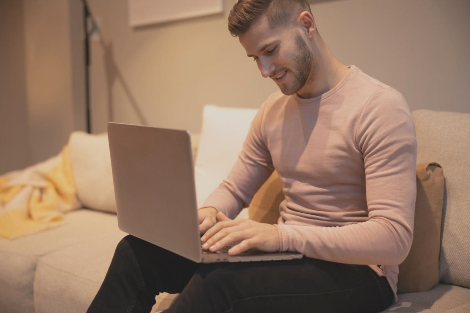 Profesional analizando datos financieros en pantalla