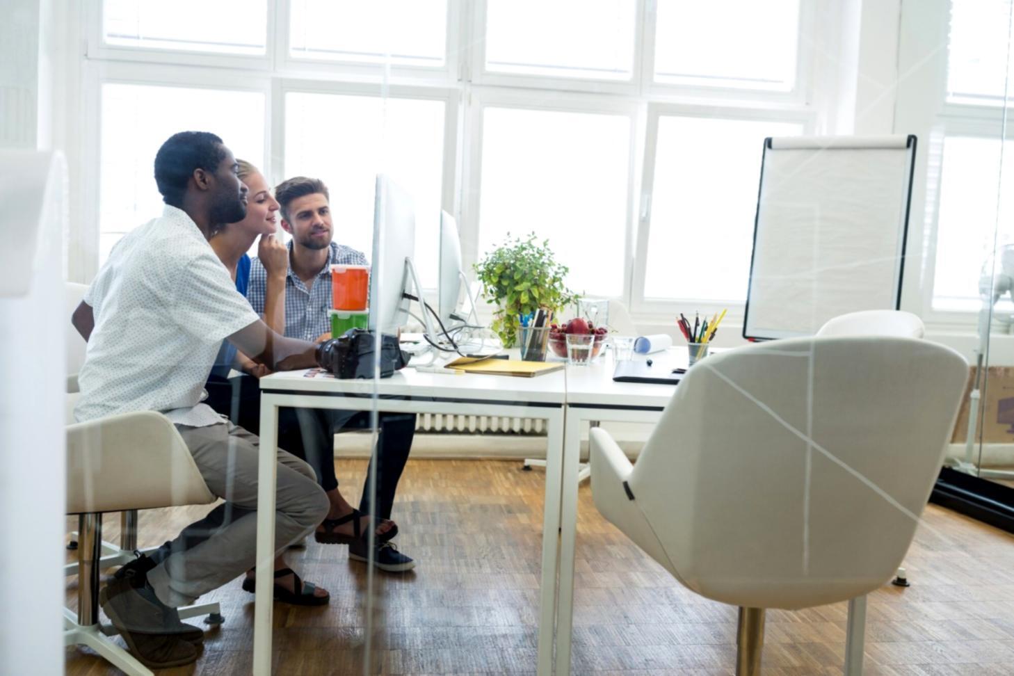 Estación de trabajo profesional para análisis financiero con múltiples monitores