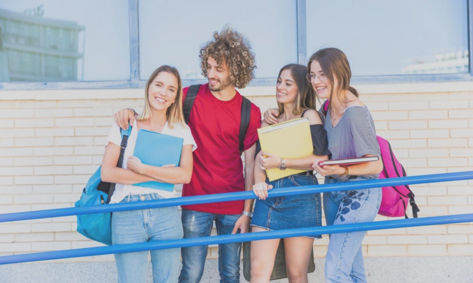 Equipo de velqionara trabajando en el análisis y preparación de materiales formativos para profesionales de inversión